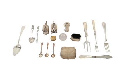Lot 143 - A MIXED GROUP OF STERLING SILVER ITEMS