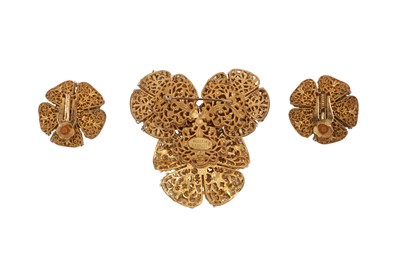 Lot 4 - A FLOWER BROOCH AND EARCLIP SUITE BY MIRIAM HASKELL