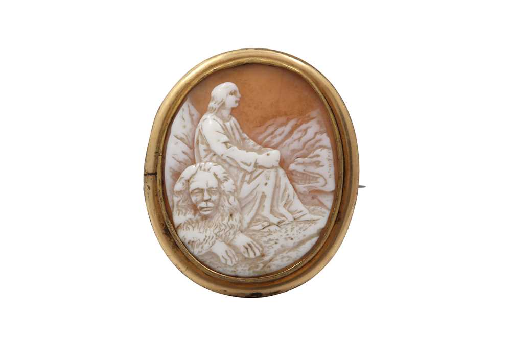 Lot 21 - A CARVED SHELL CAMEO BROOCH