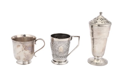 Lot 163 - A MIXED GROUP INCLUDING A MID-20TH CENTURY ANGLO – INDIAN SILVER MUG, BOMBAY CIRCA 1940