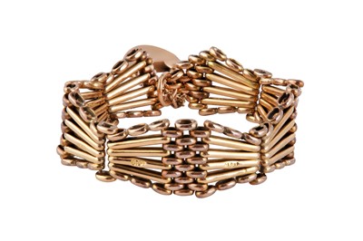 Lot 18 - A gold gate bracelet