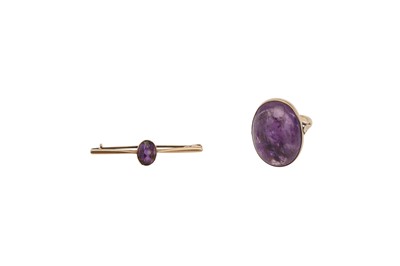 Lot 33 - AN AMETHYST RING TOGETHER WITH A BROOCH