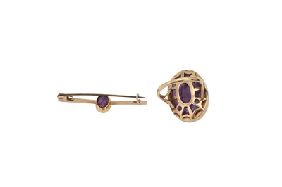 Lot 33 - AN AMETHYST RING TOGETHER WITH A BROOCH