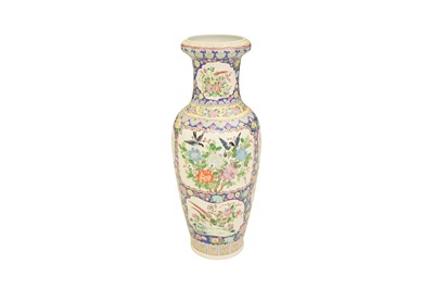 Lot 591 - A LARGE CHINESE FAMILLE ROSE PORCELAIN VASE, 20TH CENTURY