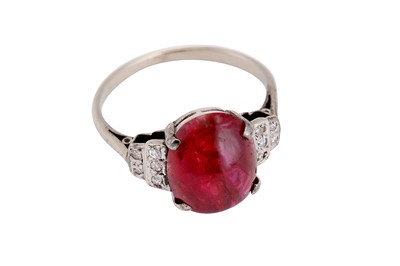 Lot 103 - A ruby and diamond ring