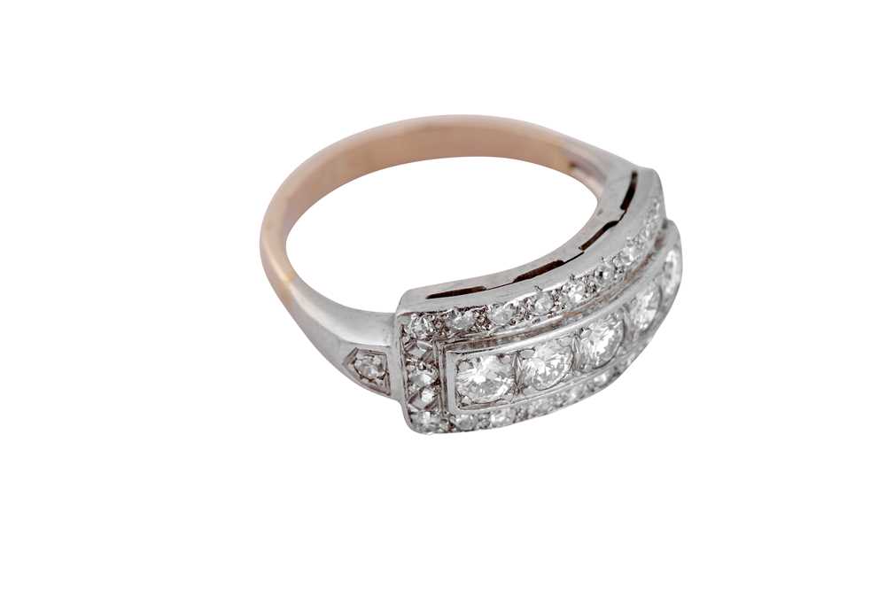 Lot 66 - A diamond dress ring