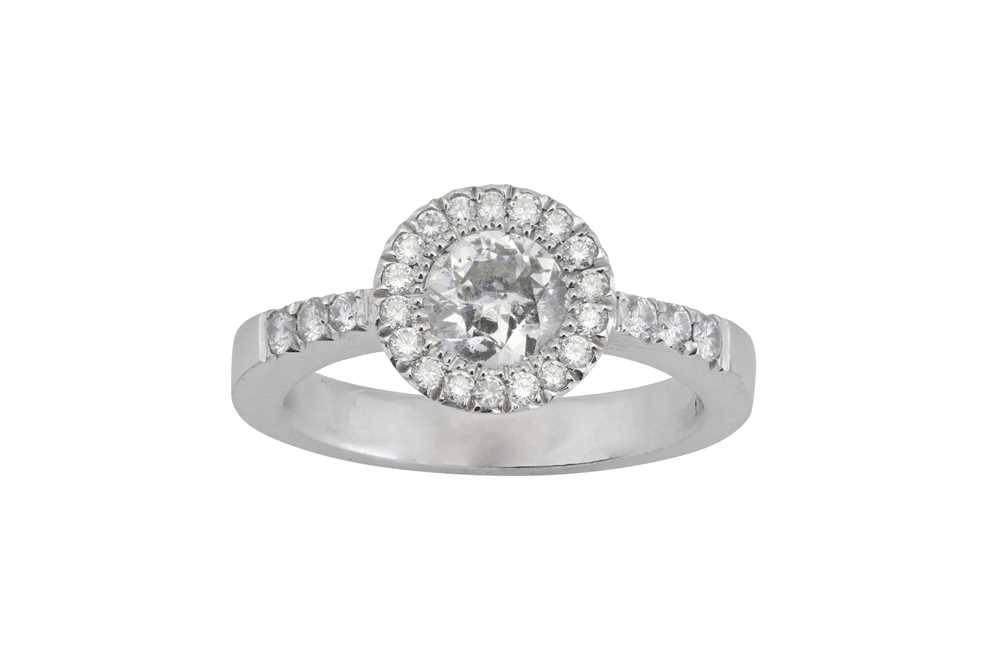 Lot 84 - A diamond cluster ring