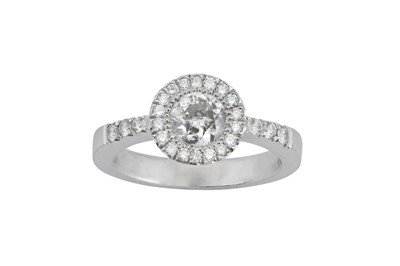 Lot 84 - A diamond cluster ring
