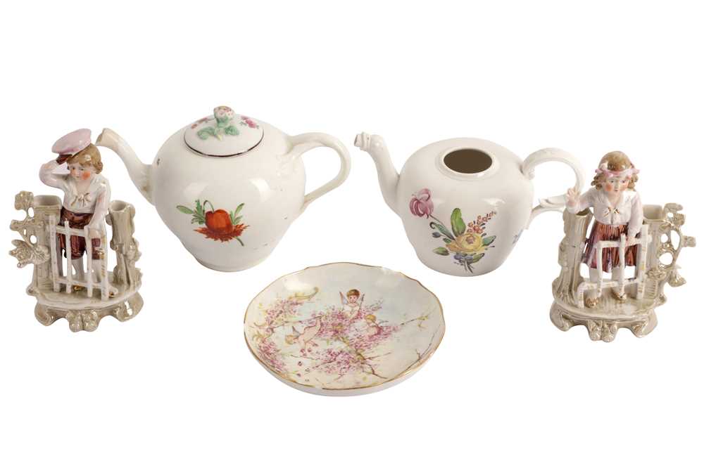 Lot 113 - A MEISSEN TEAPOT AND COVER, 19TH CENTURY