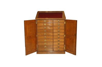 Lot 86 - AN OAK MUSEUM DISPLAY CABINET/COLLECTORS CABINET, LATE 19TH CENTURY