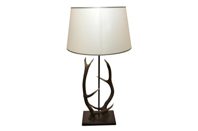 Lot 506 - AN ANTLER MOUNTED TABLE LAMP, CONTEMPORARY
