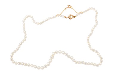 Lot 30 - A natural pearl necklace