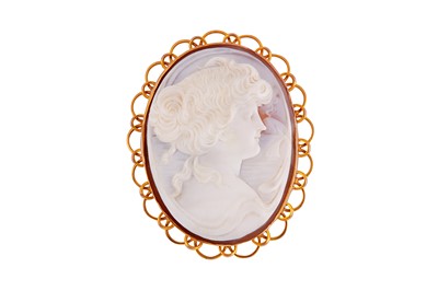 Lot 160 - A carved shell cameo brooch
