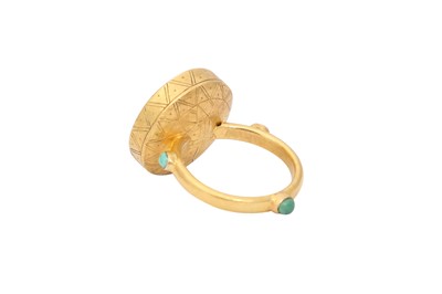 Lot 536 - A JADE INTAGLIO SEAL SET INTO A MODERN GOLD RING SHANK