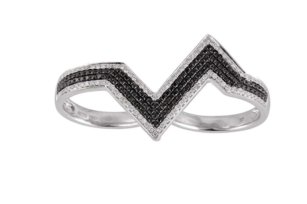 Lot 222 - AS29 l An 'Arrow' diamond two-finger ring