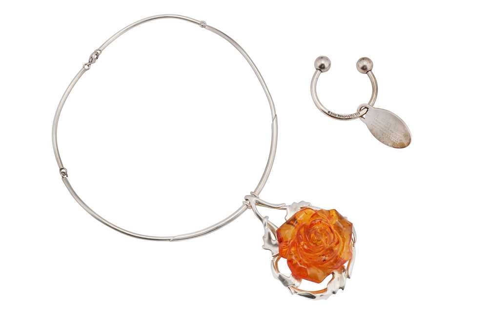 Lot 124 - AN AMBER NECKLACE TOGETHER WITH A KEY RING BY TIFFANY
