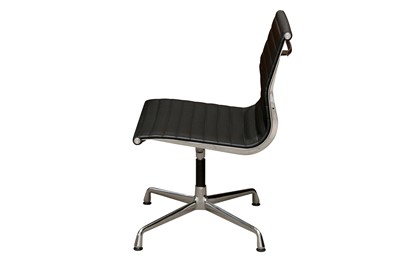 Lot 92 - IN THE MANNER OF CHARLES AND RAY EAMES, A CHROME AND LEATHER DESK CHAIR