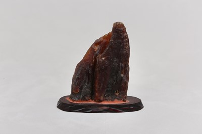 Lot 18 - A CHINESE AMBER 'SCHOLAR'S ROCK' CARVING.