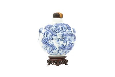 Lot 727 - A LARGE CHINESE BLUE AND WHITE 'LION DOGS' SNUFF BOTTLE.