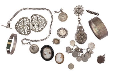 Lot 277 - A GROUP OF SILVER AND COSTUME JEWELLERY