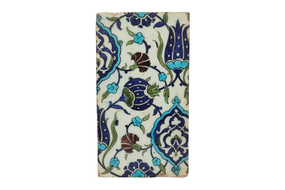 Lot 318 - AN OTTOMAN DAMASCUS POTTERY TILE WITH FLORAL DECORATION
