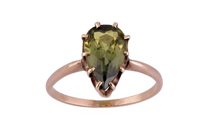 Lot 135 - A green sapphire ring