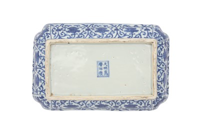 Lot 223 - A CHINESE BLUE AND WHITE RECTANGULAR 'DRAGON' BOX AND COVER.