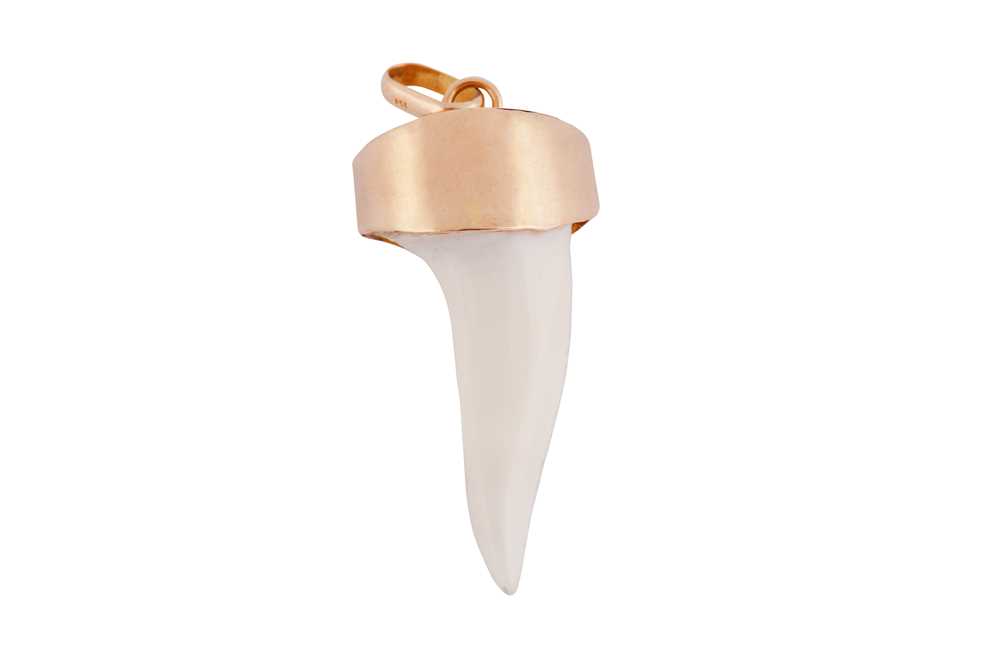 Lot 279 - A SHARK TOOTH PENDANT