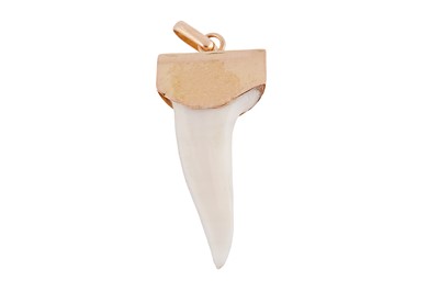 Lot 279 - A SHARK TOOTH PENDANT