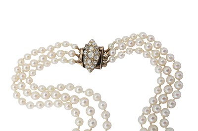 Lot 12 - A cultured pearl necklace with a diamond clasp
