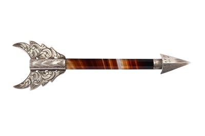 Lot 260 - A VICTORIAN SCOTTISH BANDED AGATE AND SILVER ARROW BROOCH