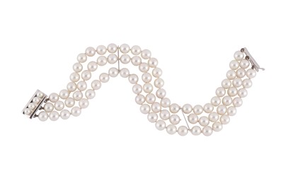 Lot 216 - A cultured pearl bracelet