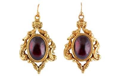 Lot 22 - A pair of gold and garnet pendent earrings