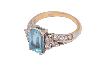Lot 88 - An aquamarine and diamond dress ring