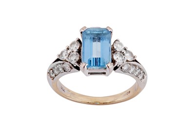Lot 88 - An aquamarine and diamond dress ring