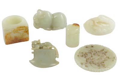 Lot 572 - A GROUP OF CHINESE CELADON JADE CARVINGS.