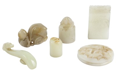 Lot 575 - A GROUP OF CHINESE JADE CARVINGS.