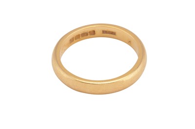 Lot 283 - A GOLD BAND RING