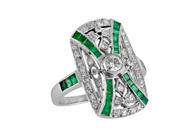 Lot 53 - A diamond and emerald ring