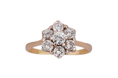 Lot 81 - A diamond cluster ring
