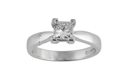 Lot 228 - A single stone diamond ring