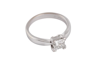 Lot 228 - A single stone diamond ring