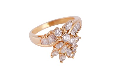 Lot 177 - A diamond dress ring