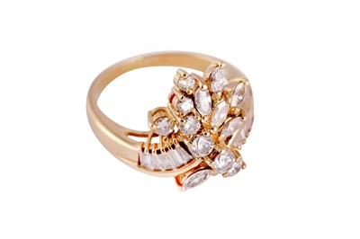 Lot 177 - A diamond dress ring