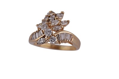 Lot 177 - A diamond dress ring