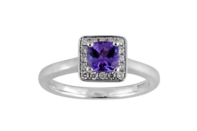 Lot 92 - A tanzanite and diamond cluster ring
