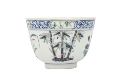 Lot 677 - A CHINESE DOUCAI CUP.