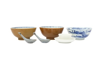 Lot 719 - A SMALL COLLECTION OF CHINESE PORCELAIN.
