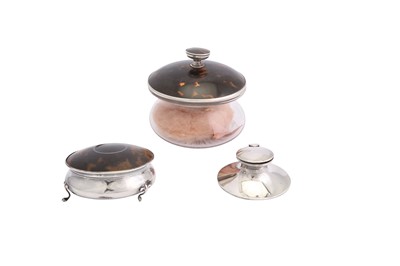 Lot 186 - A MIXED GROUP INCLUDING A GEORGE V STERLING SILVER AND TORTOISESHELL POWDER BOWL, BIRMINGHAM 1919 BY LEVI AND SALAMAN