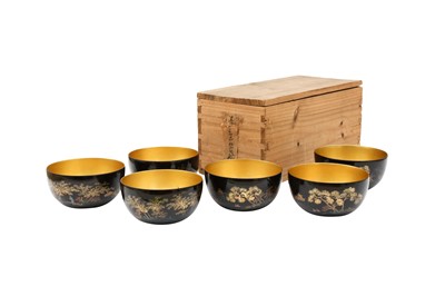Lot 297 - A SET OF CHINESE FUJIANESE BLACK AND GOLD LACQUER BOWLS.